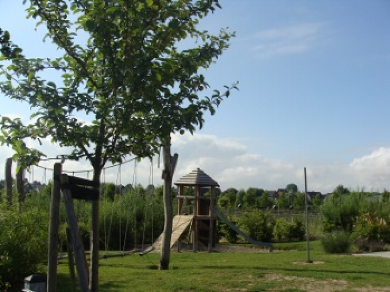 Das Außengelände mit Kletterturm und Seillandschaft