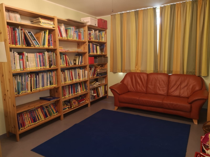 die Leseecke bietet die Möglichkeit zum lesen und schmöckern ein - mit einer Vielzahl von Bücher aller Art